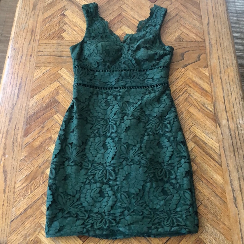 Hunter Green laced pattern short fitted dress.